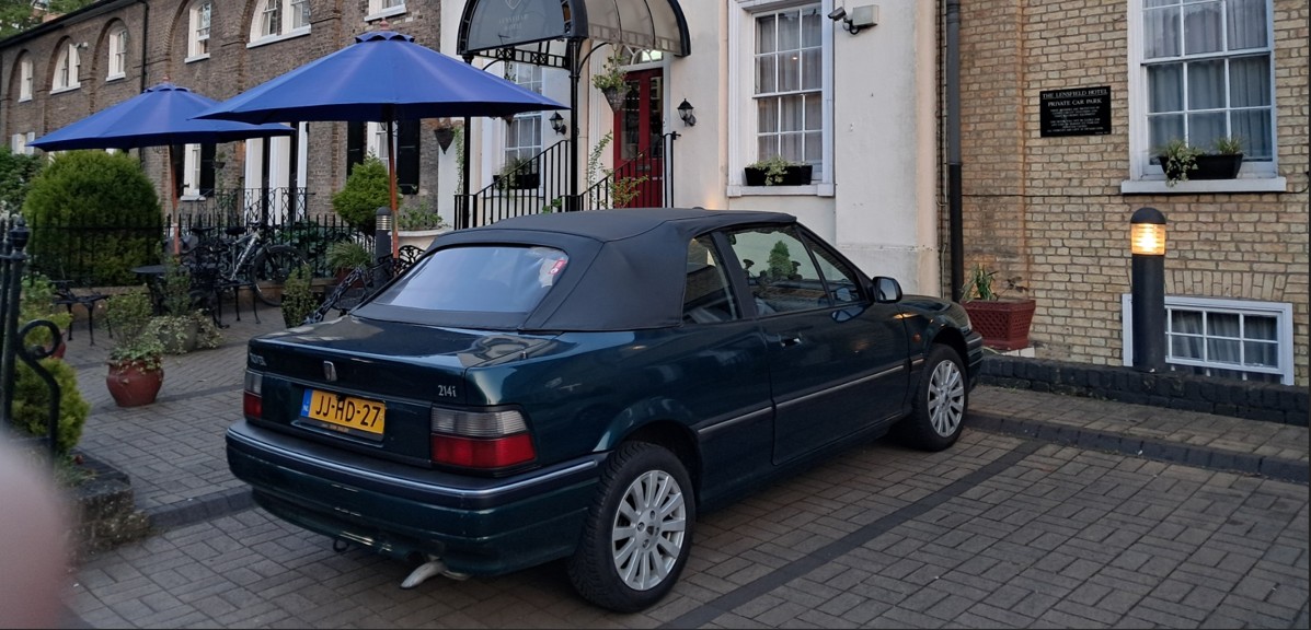 De 214i cabrio van dhr. Fros met zelf omgebouwd elektrisch bedienbaar dak